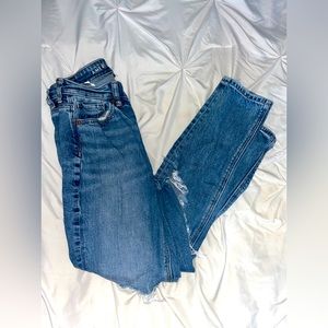 American Eagle High Rise Mom Jean. Size 00 Short. Light Wash. 2 knee rips.